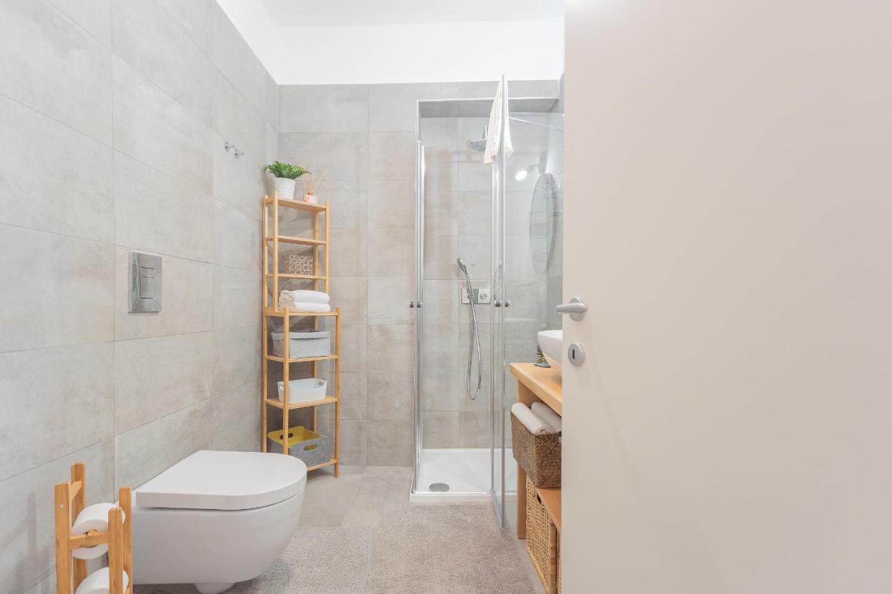 Independence Apartment With Balcony By Rent All Como Exterior photo